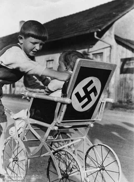 Ein Kinderwagen mit Hakenkreuz auf der Rückenlehne (1937)
